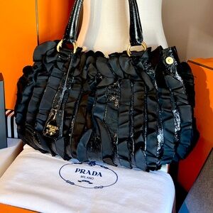 PRADA!!🌟 LIKE NEW! FIERCE! Black Ruffled Vintage Bag! NEW🌟VINTAGE!!🌟❤️FIERCE🌟